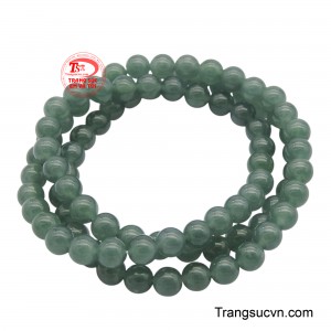 Chuỗi tay lam ngọc 3 vòng đẹp mang đến vẻ đẹp cổ điển và thanh tao, với sắc xanh lam ngọc bích hài hòa như làn nước trong lành. 