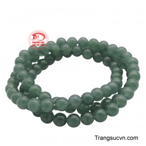 Từng hạt ngọc được mài dũa tinh xảo, tạo nên sự mềm mại và uyển chuyển khi đeo.