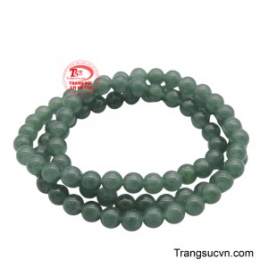 Với ba vòng quấn quýt, chuỗi tay là điểm nhấn tinh tế, thể hiện sự duyên dáng và sang trọng đầy cuốn hút.