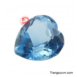Từng giác cắt tinh xảo ôm trọn hình dáng trái tim, khiến viên đá lấp lánh rực rỡ như tình yêu đang thăng hoa.
