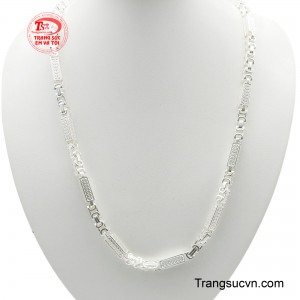 Dây chuyền bạc nam uy quyền là biểu tượng hoàn hảo của sự uy quyền và phong thái mạnh mẽ, đầy cuốn hút.