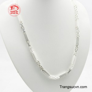 Với thiết kế mắt xích độc đáo, kết hợp giữa các hình khối vuông vắn và chi tiết chạm khắc tinh xảo, sợi dây chuyền toát lên vẻ nam tính và đẳng cấp vượt trội.