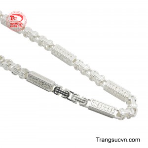 Chất liệu bạc cao cấp không chỉ mang lại độ sáng bóng bền đẹp mà còn đảm bảo sự thoải mái khi đeo hàng ngày. 