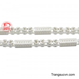 Đây là phụ kiện lý tưởng để tôn lên phong cách cá nhân, thể hiện sự tự tin và bản lĩnh của người đàn ông hiện đại.