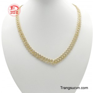 Dây chuyền nam vàng 18K bản lĩnh được chế tác trên chất liệu vàng 18K có độ bền đẹp và sáng bóng vượt thời gian và có giá trị thẩm mỹ bền vững.