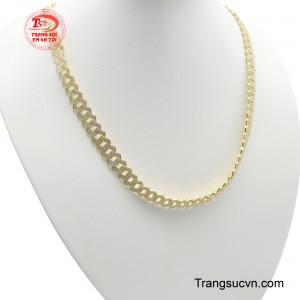 Chiếc dây chuyền này là một biểu tượng của phong cách và sự tự tin, khẳng định bản lĩnh phái mạnh.