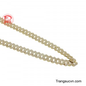 Với thiết kế mắt xích tinh xảo, đính đá lấp lánh trải đều, sợi dây chuyền toát lên vẻ sang trọng và đẳng cấp vượt trội.