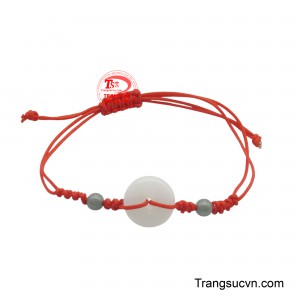 Dây tết đồng xu ngọc may mắn là một món trang sức độc đáo, kết hợp tinh hoa của nghệ thuật tết dây truyền thống và vẻ đẹp thanh khiết của ngọc.