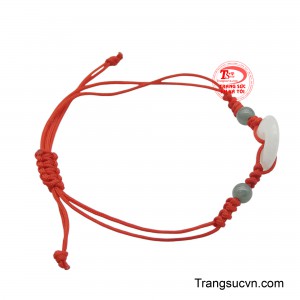 Sợi dây tết tỉ mỉ, mềm mại ôm lấy viên ngọc, tạo nên một tổng thể hài hòa và tinh tế. 