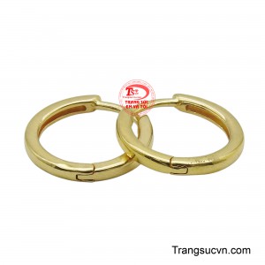 Hoa tai vàng 18K đơn giản sở hữu vẻ đẹp đơn giản mà tinh tế, lý tưởng cho phong cách hàng ngày.