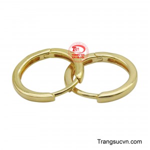 Đây là món trang sức cổ điển vượt thời gian, dễ dàng kết hợp với mọi trang phục, thể hiện gu thẩm mỹ thanh lịch.