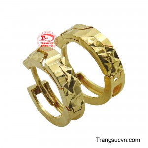 Bề mặt vàng được chạm khắc những họa tiết hình khối độc đáo, tạo nên hiệu ứng phản chiếu ánh sáng lấp lánh đầy ấn tượng.