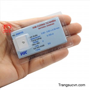 Sự lấp lánh nguyên bản của viên kim cương 3.6 ly được bảo toàn hoàn hảo trong vỉ, mang lại sự an tâm tuyệt đối về nguồn gốc và giá trị.