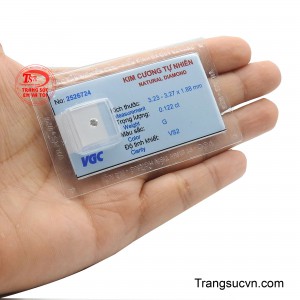 Được niêm phong cẩn thận trong vỉ, kim cương 3.2 ly tự nhiên là minh chứng hoàn hảo cho giá trị và chất lượng được kiểm định nghiêm ngặt.