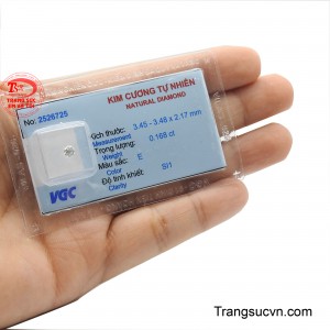 Sự lấp lánh rạng ngời của kim cương 3.4 ly được bảo toàn nguyên vẹn trong vỉ, mang lại sự đảm bảo tuyệt đối về chất lượng và nguồn gốc.