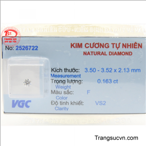 Kim cương thiên nhiên 3.5 ly đẹp này tỏa sáng lấp lánh, phản chiếu ánh sáng rực rỡ từ mọi góc độ. 