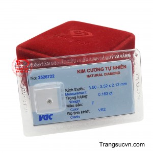Vẻ đẹp thuần khiết và sự lấp lánh mê hoặc của viên kim cương 3.5 ly tự nhiên này thật sự thu hút mọi ánh nhìn.
