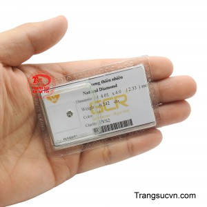 Viên kim cương này thường được chọn làm nhẫn đính hôn và nhẫn cưới, tượng trưng cho một tình yêu bền vững, vĩnh cửu theo thời gian.