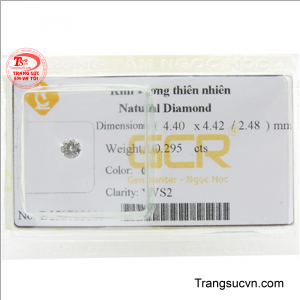 Kim cương thiên nhiên 4.4 ly ép vỉ này được ép vỉ cẩn thận, minh chứng cho vẻ đẹp thuần khiết và giá trị vượt thời gian.