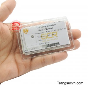 Với kích thước lý tưởng, viên kim cương tỏa sáng lấp lánh, phản chiếu ánh sáng một cách hoàn hảo.