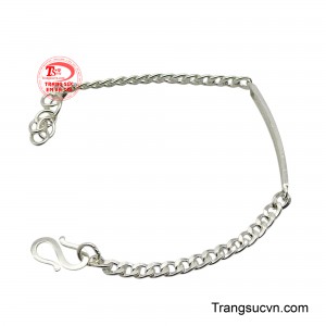 Với chất liệu bạc nguyên chất, sản phẩm không chỉ mang lại vẻ đẹp sang trọng mà còn đảm bảo an toàn tuyệt đối cho làn da nhạy cảm của bé.