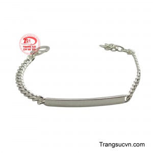 Chiếc lắc có kiểu dáng đơn giản nhưng không kém phần thanh lịch, với một mặt kim loại trơn lý tưởng để khắc tên hoặc thông điệp ý nghĩa, tạo nên một kỷ vật cá nhân hóa.