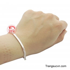 Đây là món quà hoàn hảo để bé đeo hàng ngày hoặc trong các dịp đặc biệt, thể hiện tình yêu thương và sự quan tâm của gia đình.