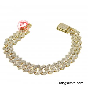 Lắc nam vàng 18K bản lĩnh với chất liệu vàng 18K cao cấp không chỉ đảm bảo độ bền và vẻ đẹp vĩnh cửu, mà còn khẳng định đẳng cấp của người đeo. 