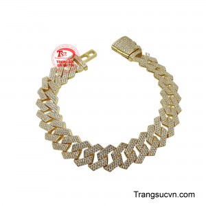 Với thiết kế mắt xích khối bản lớn, được đính những viên đá nhỏ li ti sáng lấp lánh tinh xảo, tỏa sáng rực rỡ và thu hút mọi ánh nhìn.