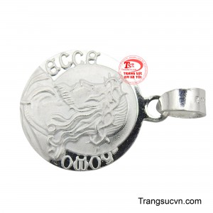 Thiết kế độc đáo này là một món trang sức ý nghĩa để đeo hàng ngày, nhắc nhở về tình yêu thương, sự khiêm nhường và sức mạnh của đức tin.