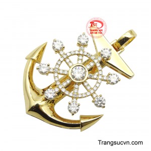 Với thiết kế độc đáo giữa, mặt dây chuyền hình neo, bánh lái tàu thường được xem là biểu tượng của sự kết hợp giữa sức mạnh nội tâm và khả năng định hướng, đưa ra quyết định.