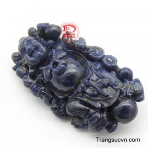 Từng đường nét chạm khắc tinh xảo thể hiện sự tỉ mỉ của nghệ nhân, tạo nên một tác phẩm nghệ thuật độc đáo.