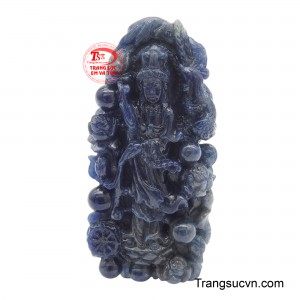 Mặt dây chuyền Quan Âm sapphire được chạm khắc tinh xảo từ sapphire tự nhiên, mang sắc xanh lam sâu thẳm, toát lên vẻ đẹp trang nghiêm và huyền bí.
