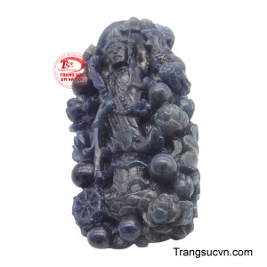 Hình ảnh Ngài Quan Âm đứng trên đài sen, với khuôn mặt từ bi và bình an, cùng sự hiện diện của rồng thiêng, biểu tượng cho sức mạnh và sự bảo hộ.