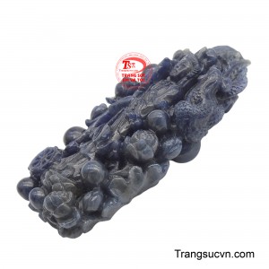 Từng chi tiết nhỏ được điêu khắc tỉ mỉ, làm nổi bật vẻ đẹp tự nhiên của viên đá quý, tạo nên một tác phẩm nghệ thuật đầy ý nghĩa.