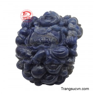 Từng đường nét trên gương mặt Phật Di Lặc toát lên nụ cười hoan hỷ, bụng tròn đầy và túi vải lớn, tượng trưng cho sự vui vẻ, may mắn và tài lộc viên mãn.