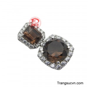 Viên thạch anh khói hình chữ nhật phía trên, với những giác cắt tinh xảo, tỏa ra vẻ đẹp huyền bí và sâu lắng, gợi nhớ về những câu chuyện ngàn xưa.