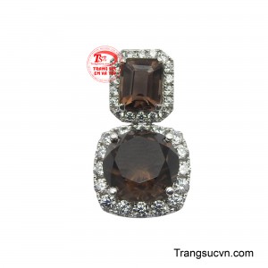 Đây chắc hẳn sẽ là một món trang sức mà còn là một biểu tượng của sự tinh tế và đẳng cấp, hoàn hảo cho những buổi tiệc đêm sang trọng.