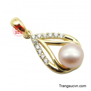 Thiết kế hình giọt nước ôm trọn viên ngọc trai không chỉ mang ý nghĩa về sự thanh khiết mà còn tượng trưng cho sự may mắn và tài lộc.
