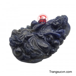 Với vẻ mặt an hòa, Ngài ngồi trong tư thế ban phước, như đang lắng nghe và cứu độ chúng sinh thoát khỏi khổ đau.