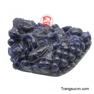 Sắc xanh huyền diệu của sapphire không chỉ tôn vinh vẻ cao quý của phẩm vật mà còn truyền tải năng lượng bình an, hóa giải những muộn phiền trong tâm.