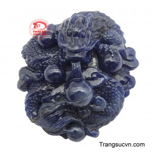 Mặt dây rồng chạm khắc đá Saphir được chạm khắc trên nền đá sapphire thiên nhiên với sắc xanh thẳm huyền bí.
