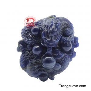 Hình tượng rồng được chạm khắc tỉ mỉ, sống động trong từng đường nét vảy rồng và móng vuốt.