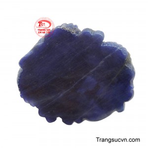 Đeo mặt dây rồng sapphire này không chỉ thể hiện phong cách độc đáo mà còn mang lại may mắn, vượng khí dồi dào, giúp chủ nhân luôn vững vàng vượt qua mọi thử thách, đạt được thành công và bình an trong cuộc sống.