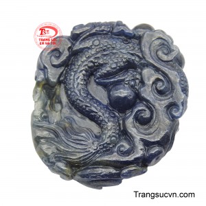 Sở hữu mặt dây rồng quyền uy này giúp người đeo khẳng định được sự mạnh mẽ, uy quyền trong trong công việc cũng như cuộc sống.