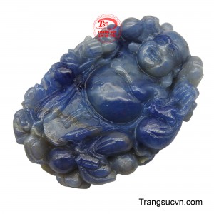 Tay Ngài cầm đĩnh vàng biểu tượng của sự giàu có, tài lộc, thịnh vượng và may mắn trong kinh doanh, công việc.