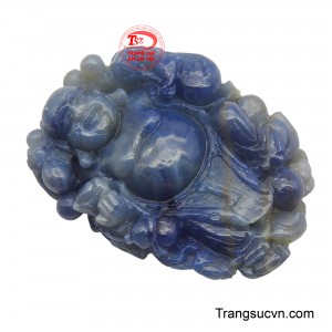 Chính sự kết hợp này thì mặt dây Sapphire Phật Di Lặc không chỉ là món quà trang sức mà nó giúp người đeo mang ý nghĩa thu hút tài lộc, công việc thuận lợi và cuộc sống an yên, đủ đầy.