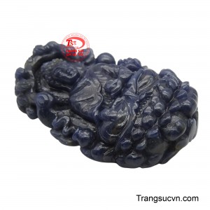 Sapphire, với sắc màu huyền bí, càng làm tăng thêm vẻ thanh khiết và linh thiêng cho bức tượng.