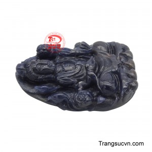 Đeo mặt dây này, người ta không chỉ cảm nhận được vẻ đẹp của ngọc quý mà còn tin tưởng vào sự dẫn dắt của chánh pháp, thu hút năng lượng tích cực, và gặp được thuận duyên trong cuộc sống, bình an qua mọi chông gai.