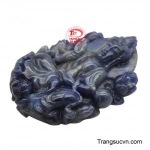 Màu xanh diệu kỳ của sapphire không chỉ tôn vinh vẻ đẹp trang nhã mà còn tượng trưng cho sự thanh tịnh và trí huệ viên mãn.